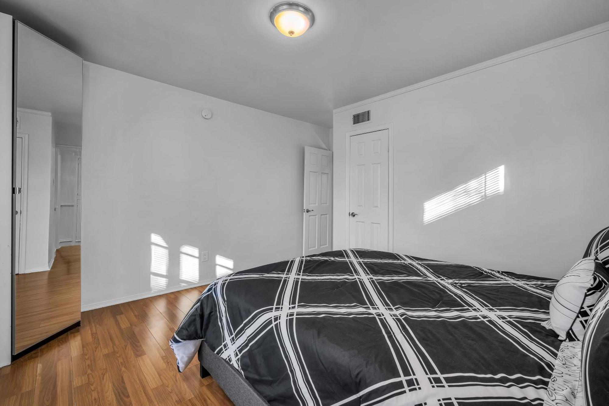 Spacious 2 Levels 2-bedroom 2-bath In The Neighborhood Holiday home *