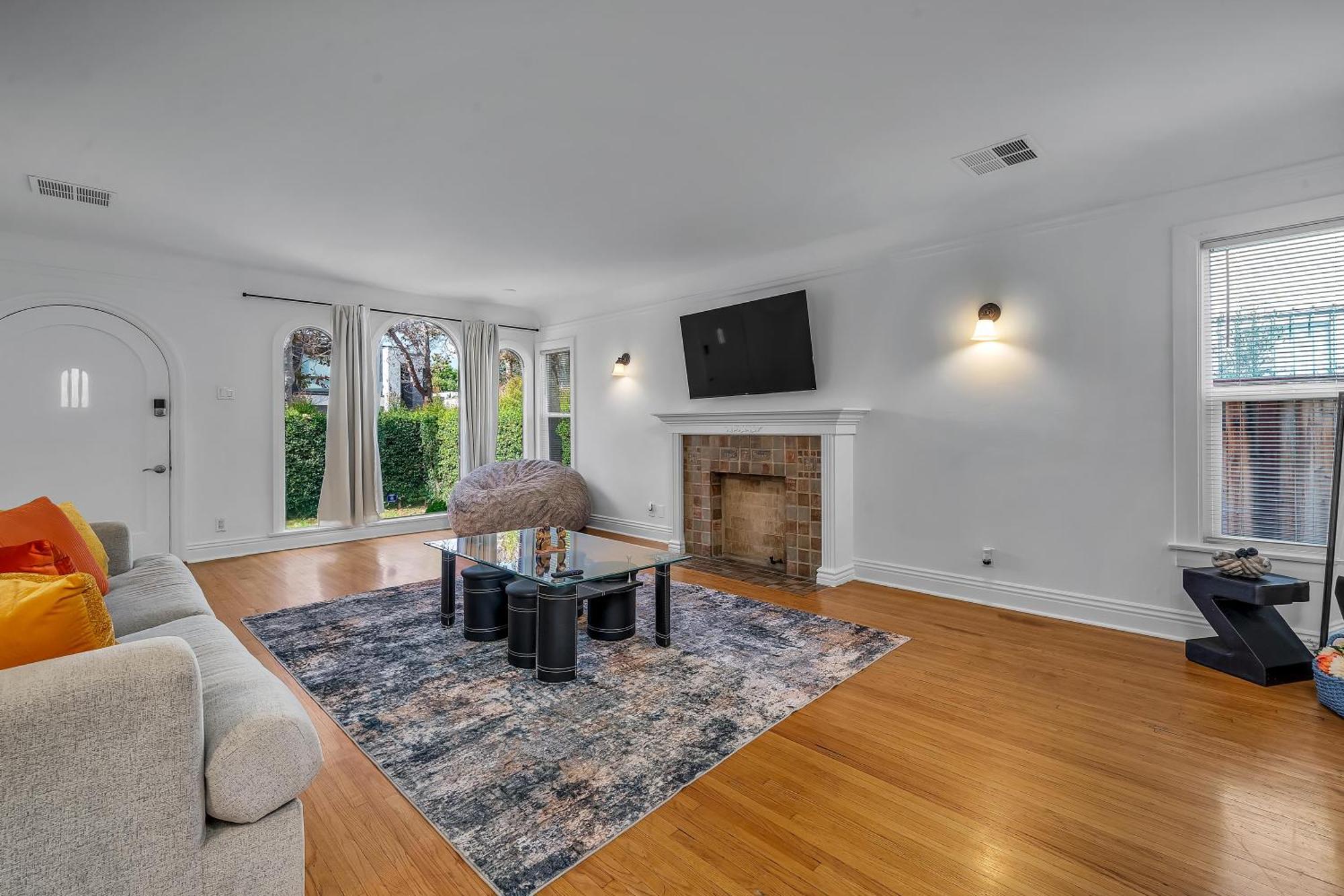 Chic Charming 2-bedroom With Office In The Weho Holiday home