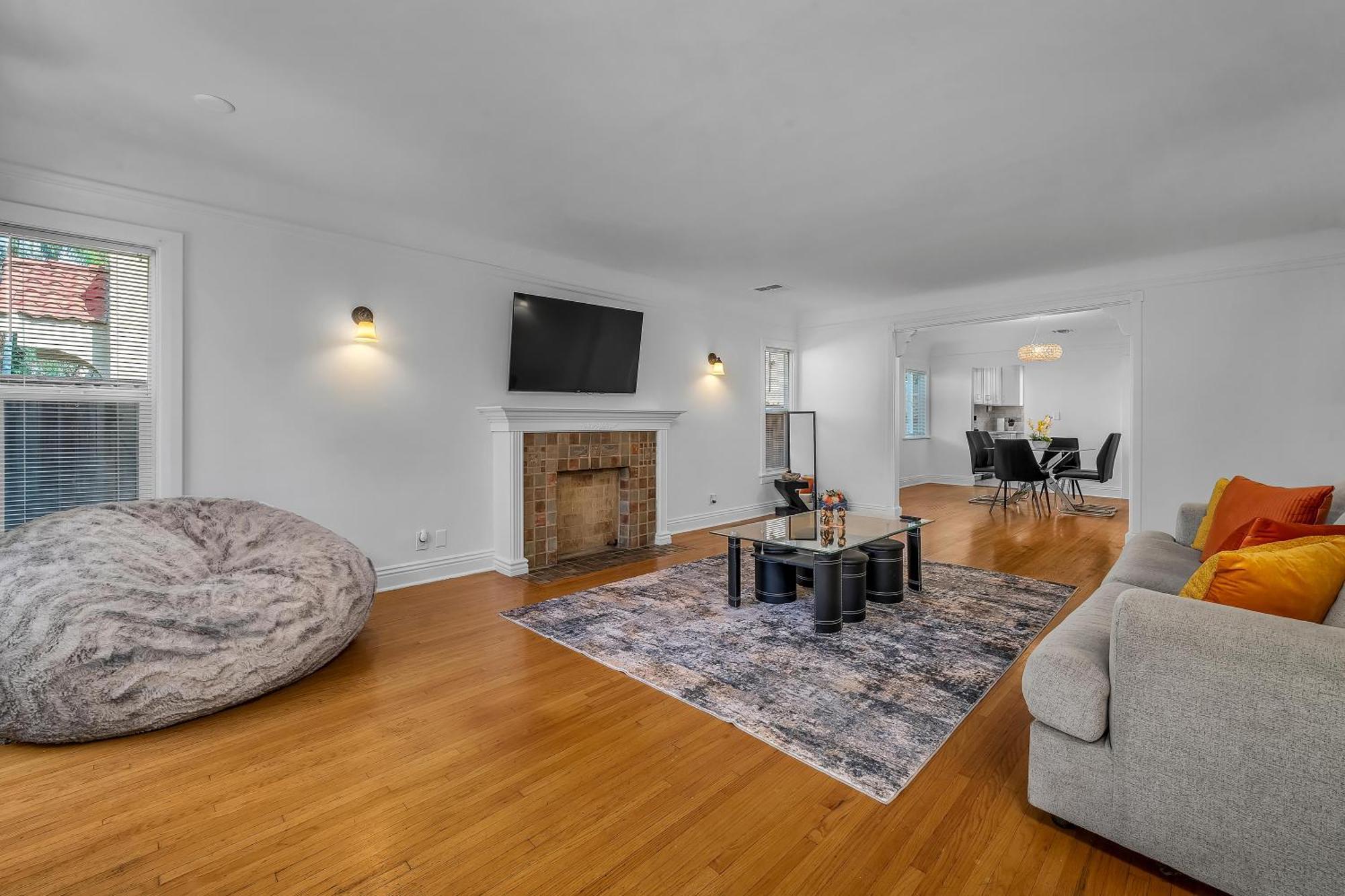 Chic Charming 2-bedroom With Office In The Weho Holiday home