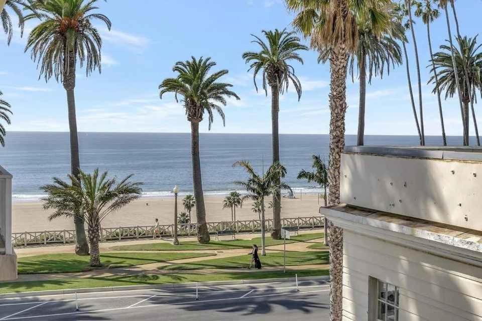 2 Santa Monica Walking * Los Angeles