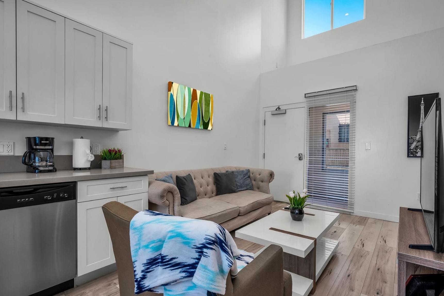 Modern 1-bedroom Loft In Hollywood With Parking, Wifi & Hollywood Sign View Apartment