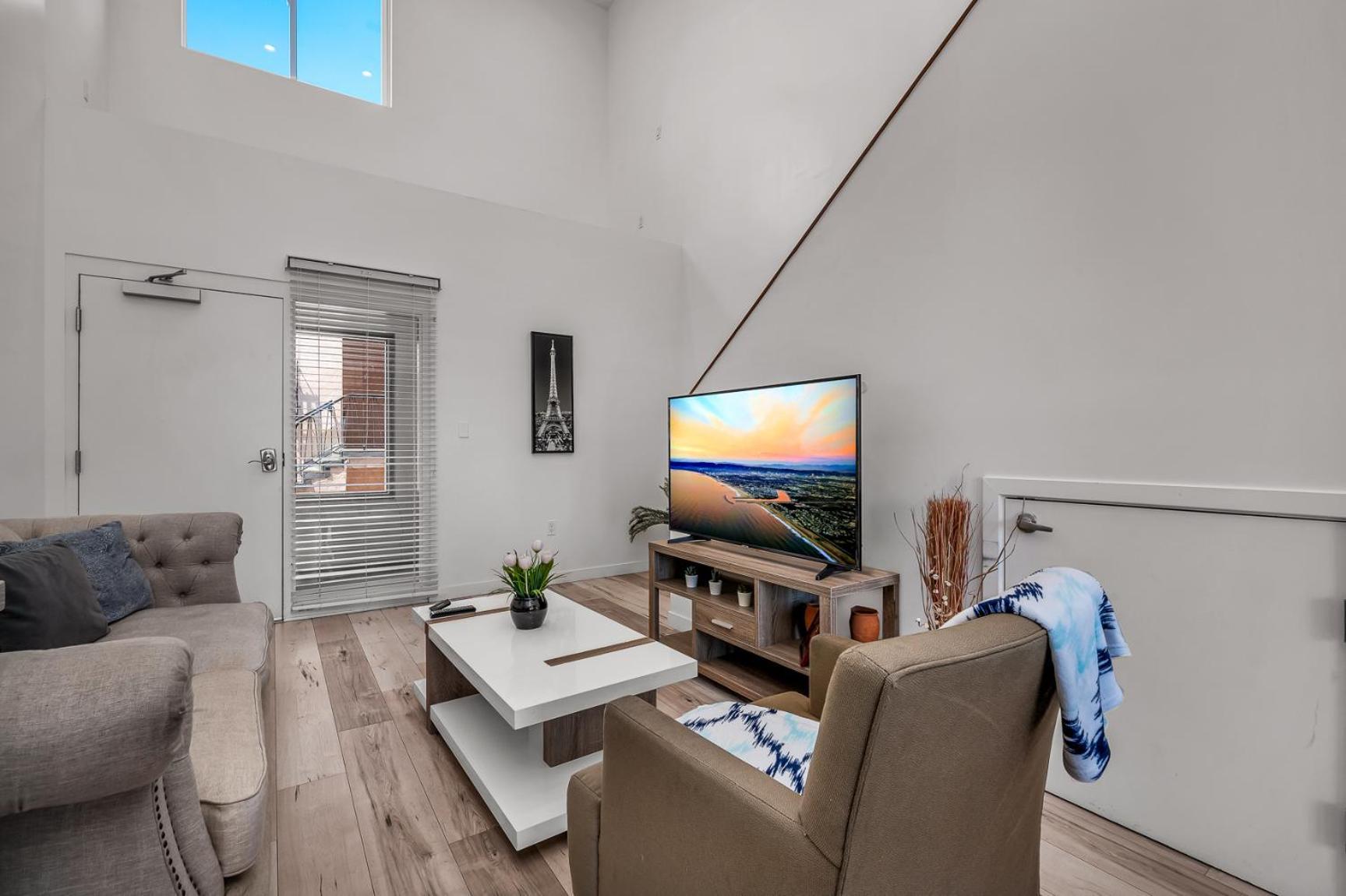 Apartment Modern 1-bedroom Loft In Hollywood With Parking, Wifi & Hollywood Sign View