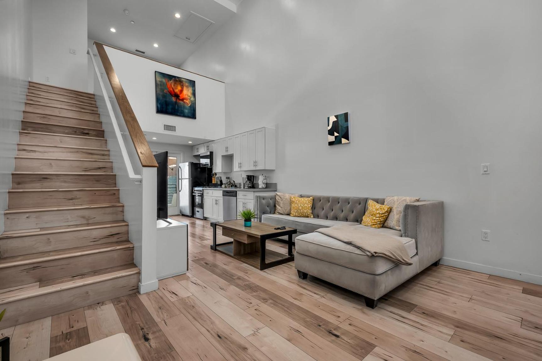 One-bedroom Loft Retreat With Modern Kitchen & Ac In The Heart Of Hollywood