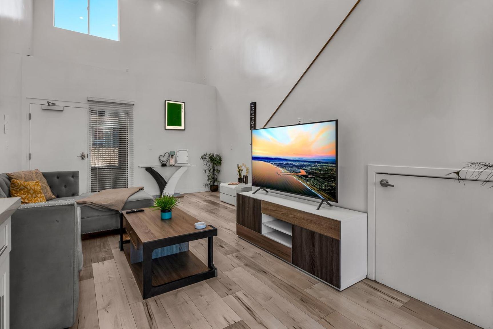 One-bedroom Loft Retreat With Modern Kitchen & Ac In The Heart Of Hollywood