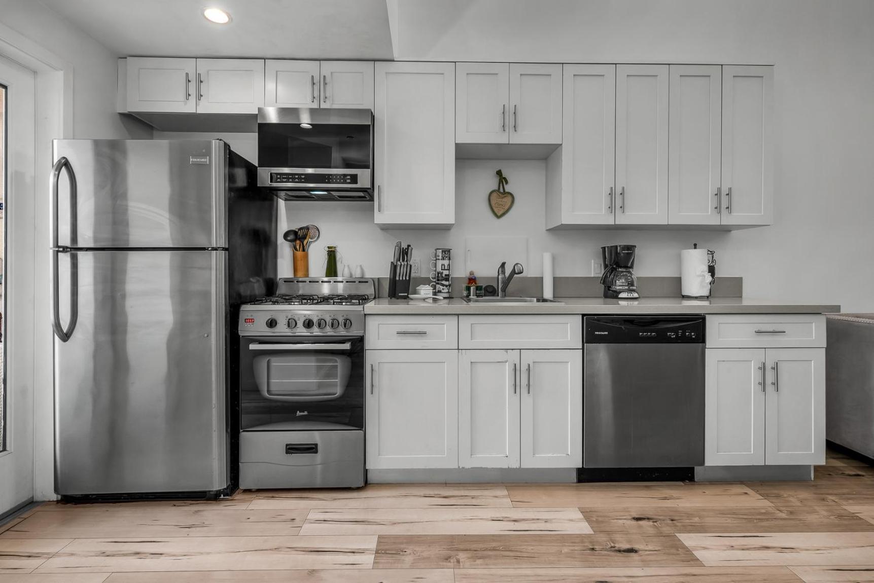 Apartment One-bedroom Loft Retreat With Modern Kitchen & Ac In The Heart Of Hollywood