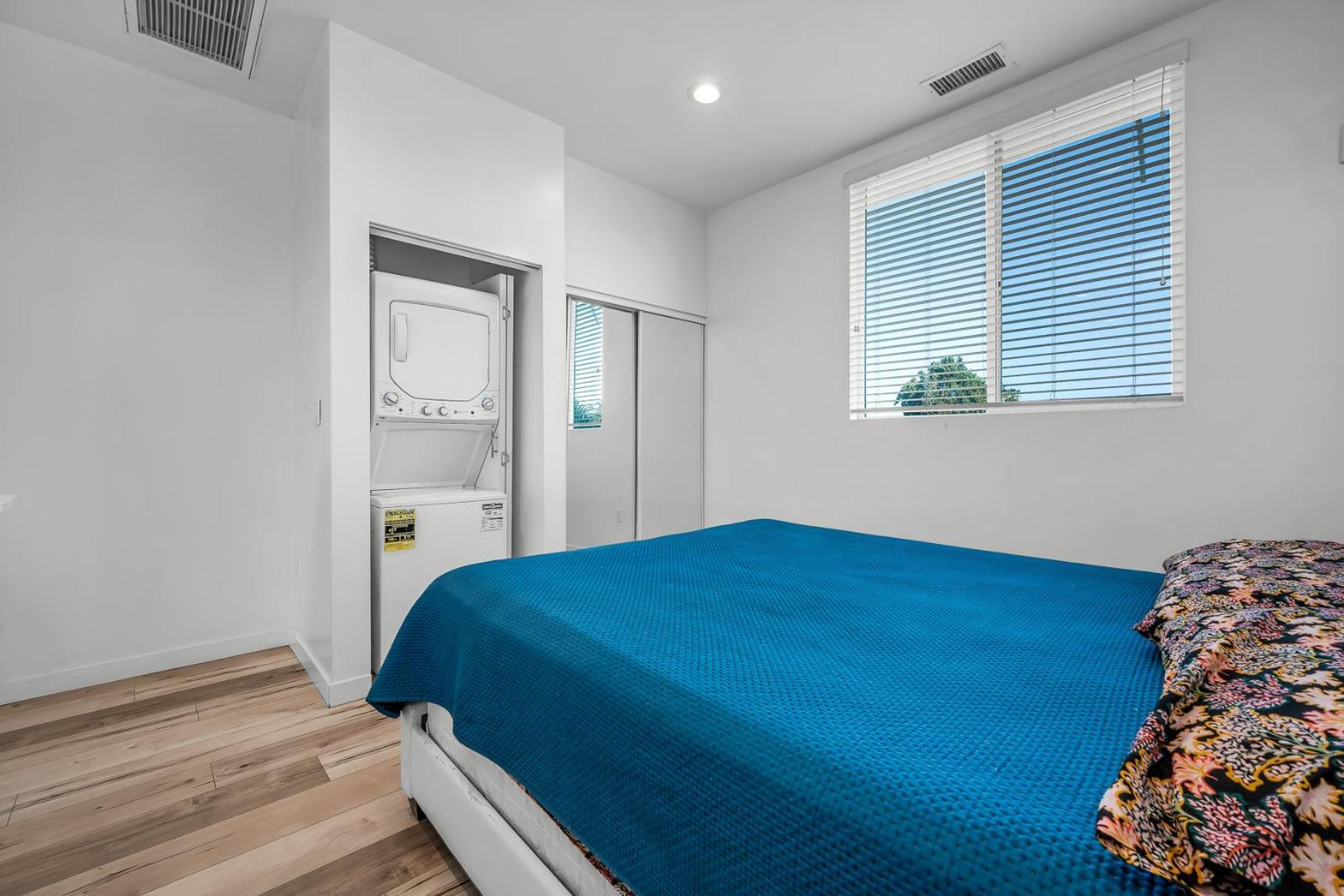 One-bedroom Loft Retreat With Modern Kitchen & Ac In The Heart Of Hollywood Apartment