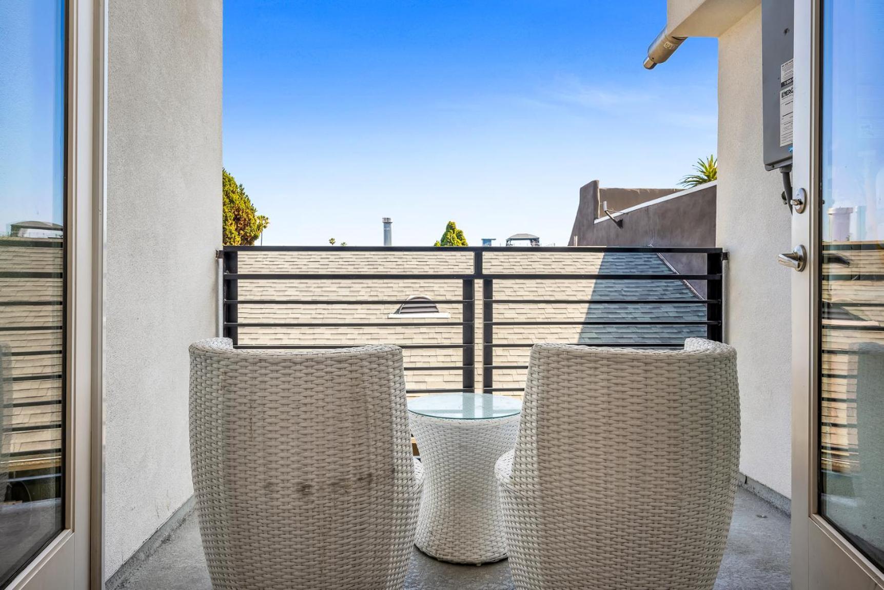 One-bedroom Loft Retreat With Modern Kitchen & Ac In The Heart Of Hollywood