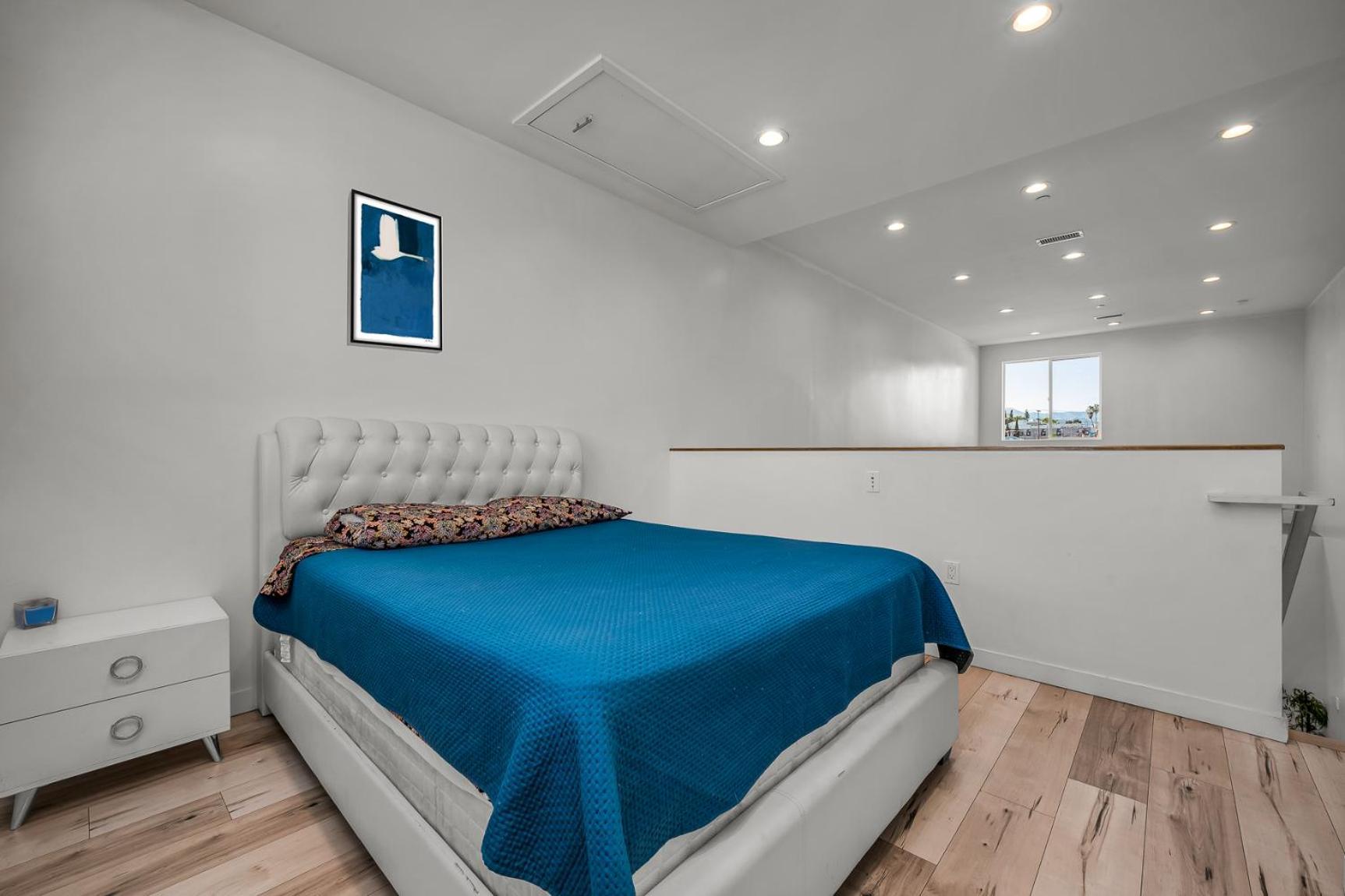 One-bedroom Loft Retreat With Modern Kitchen & Ac In The Heart Of Hollywood Apartment