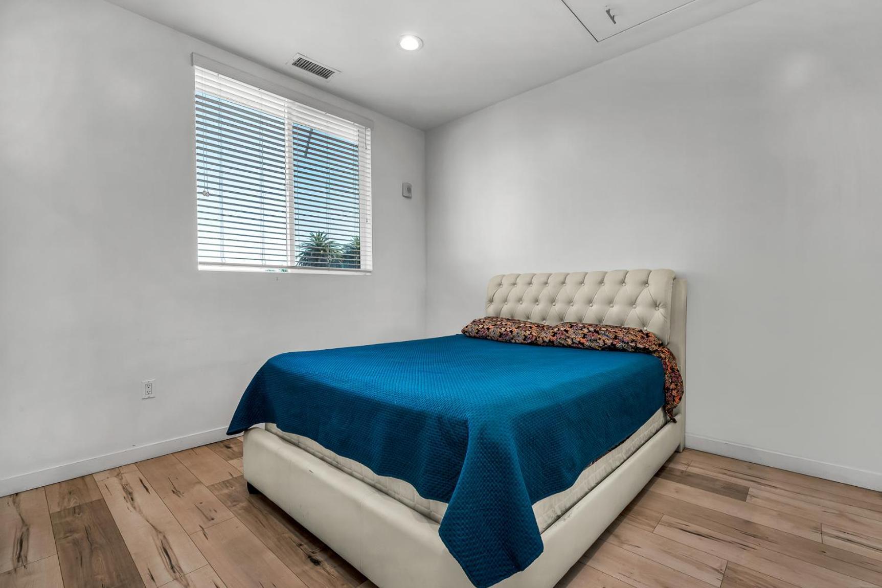One-bedroom Loft Retreat With Modern Kitchen & Ac In The Heart Of Hollywood