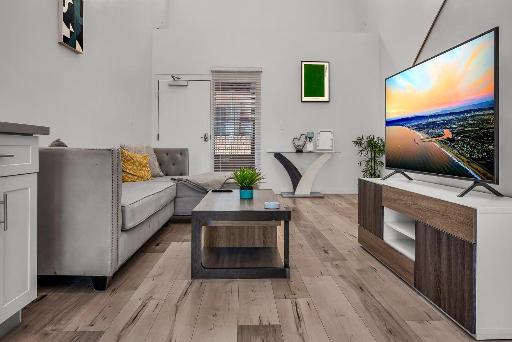 One-bedroom Loft Retreat With Modern Kitchen & Ac In The Heart Of Hollywood Apartment *