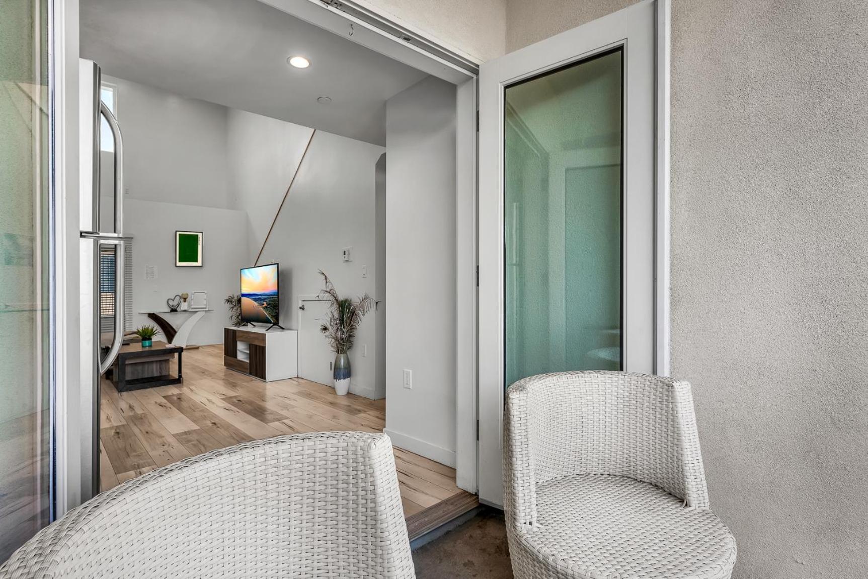 One-bedroom Loft Retreat With Modern Kitchen & Ac In The Heart Of Hollywood Los Angeles