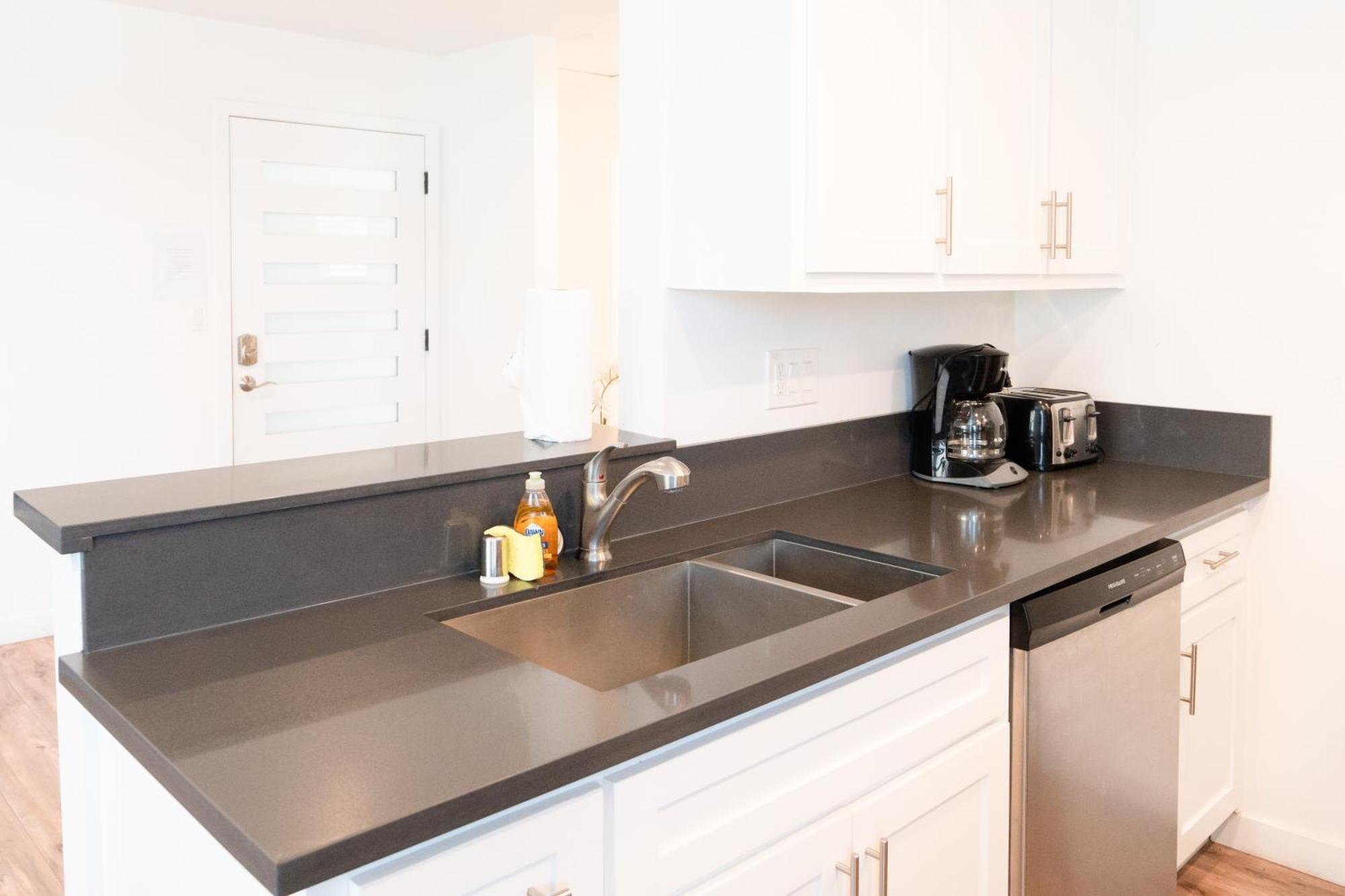 Apartamento Sleek 1-bedroom With Ac & Gated Parking Space