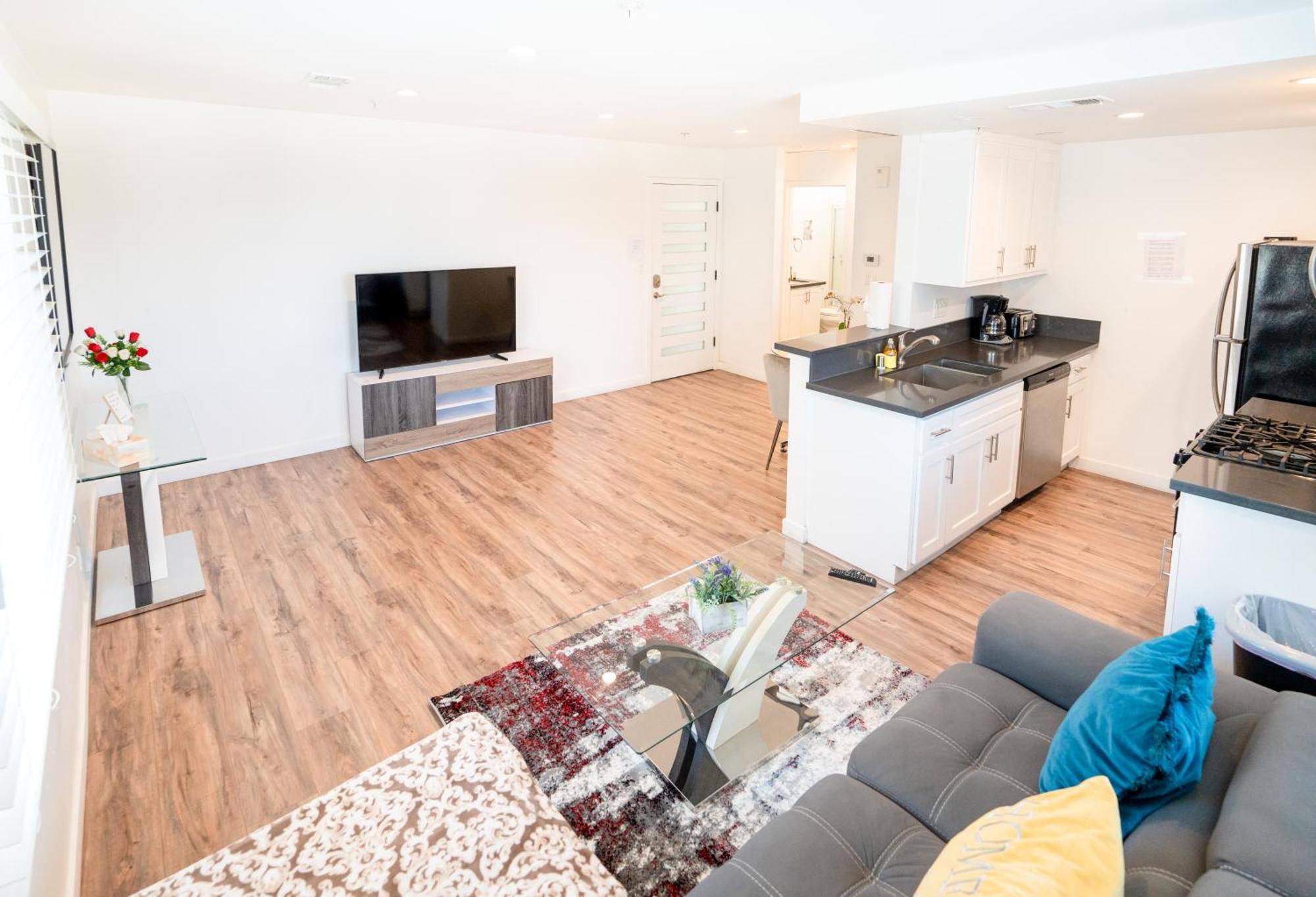 Sleek 1-bedroom With Ac & Gated Parking Space Los Angeles