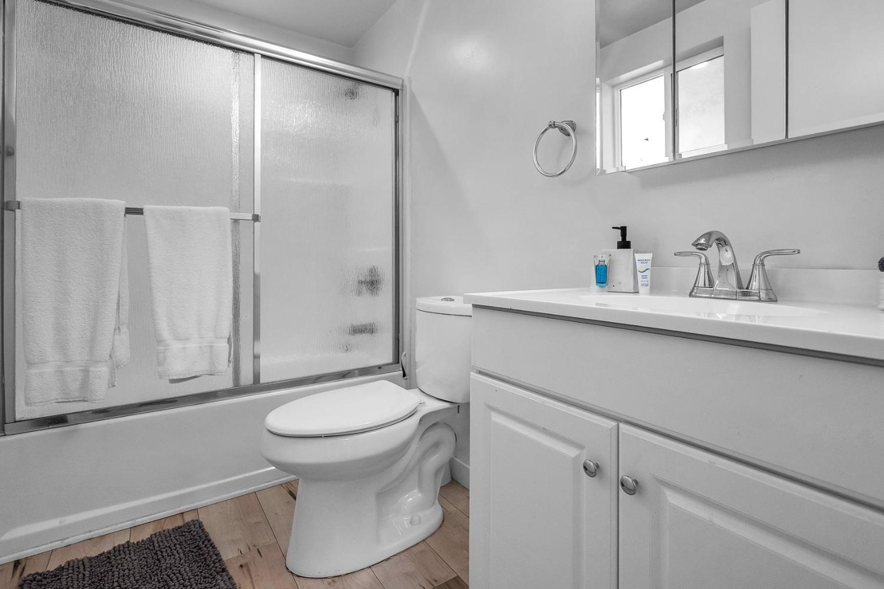 Stylish Modern One Bedroom Hollywood Loft With In Unite Washer Dryer & Balcony * Los Angeles