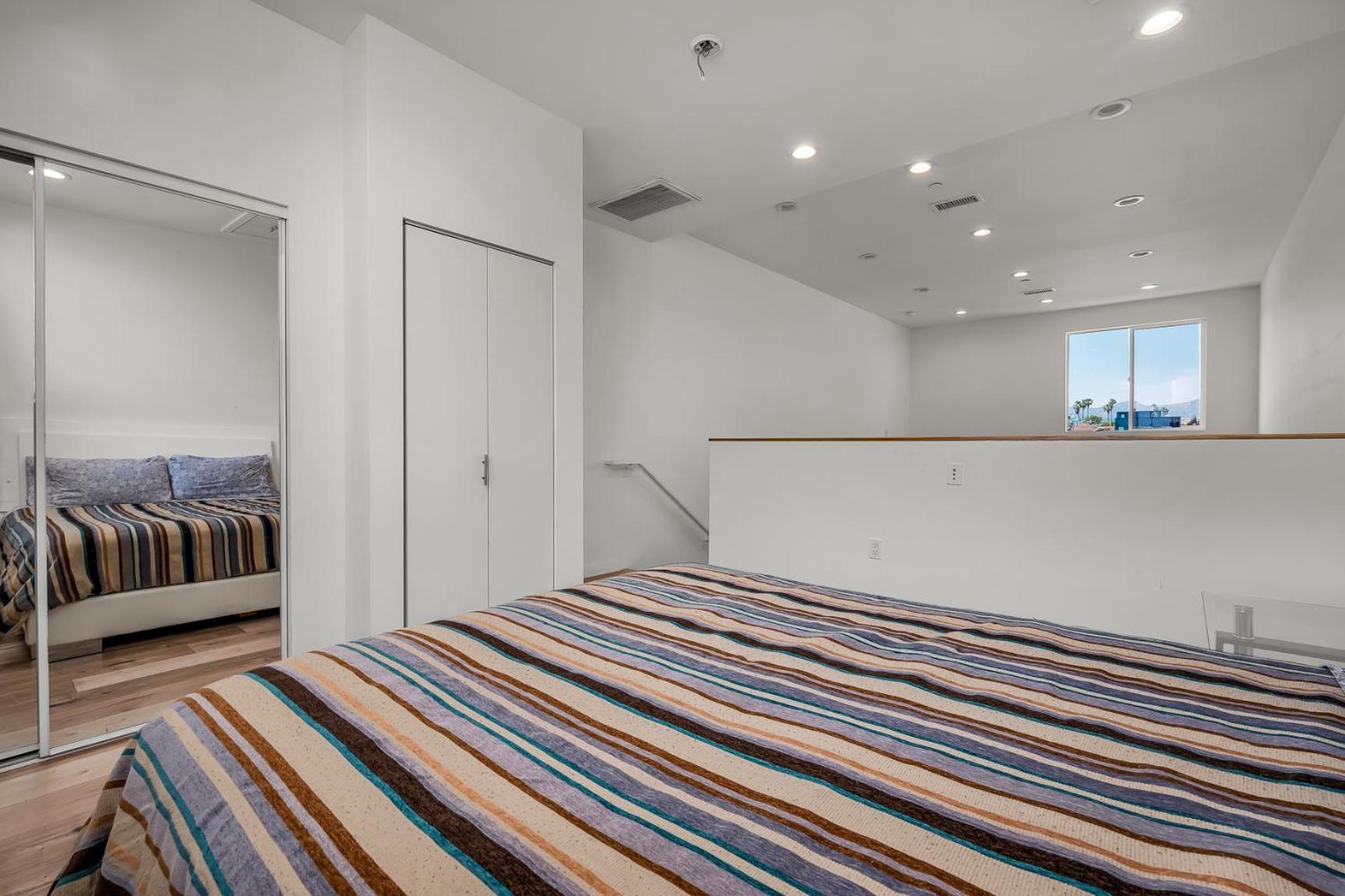 Stylish Modern One Bedroom Hollywood Loft With In Unite Washer Dryer & Balcony Apartment
