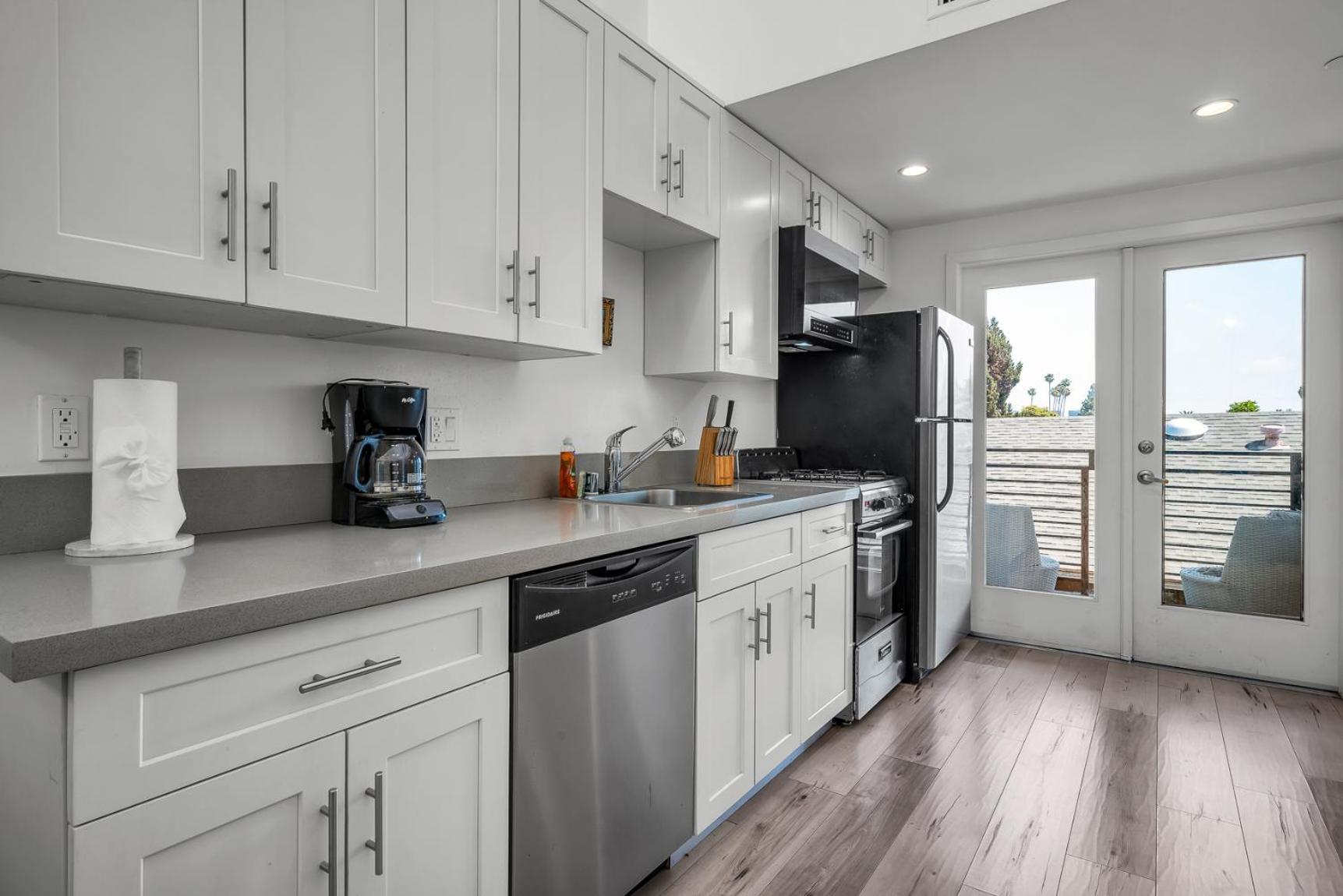 Stylish Modern One Bedroom Hollywood Loft With In Unite Washer Dryer & Balcony * Los Angeles