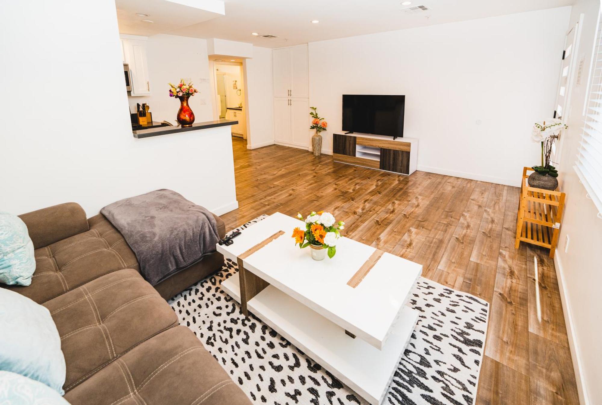 Stylish One Bedroom In Hollywood Koreatown Area With Parking *