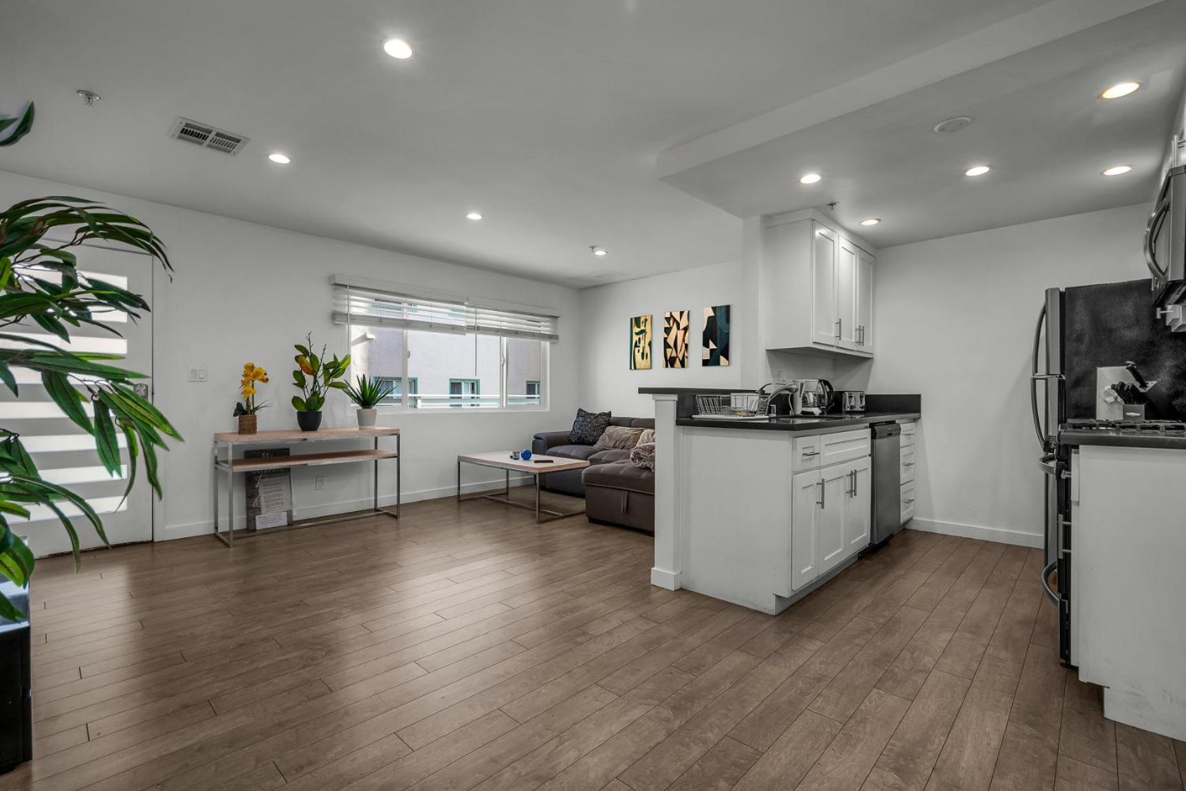 Stylish One-bedroom Retreat With Ac & Free Parking In The Heart Of Hollywood Apartment