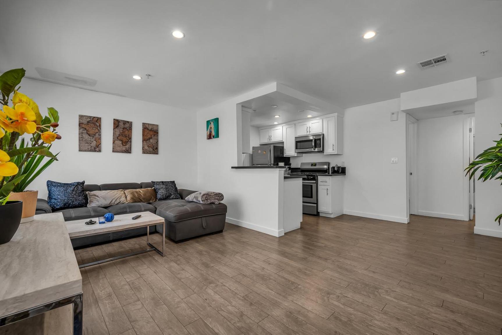 Stylish One-bedroom Retreat With Ac & Free Parking In The Heart Of Hollywood Apartment *