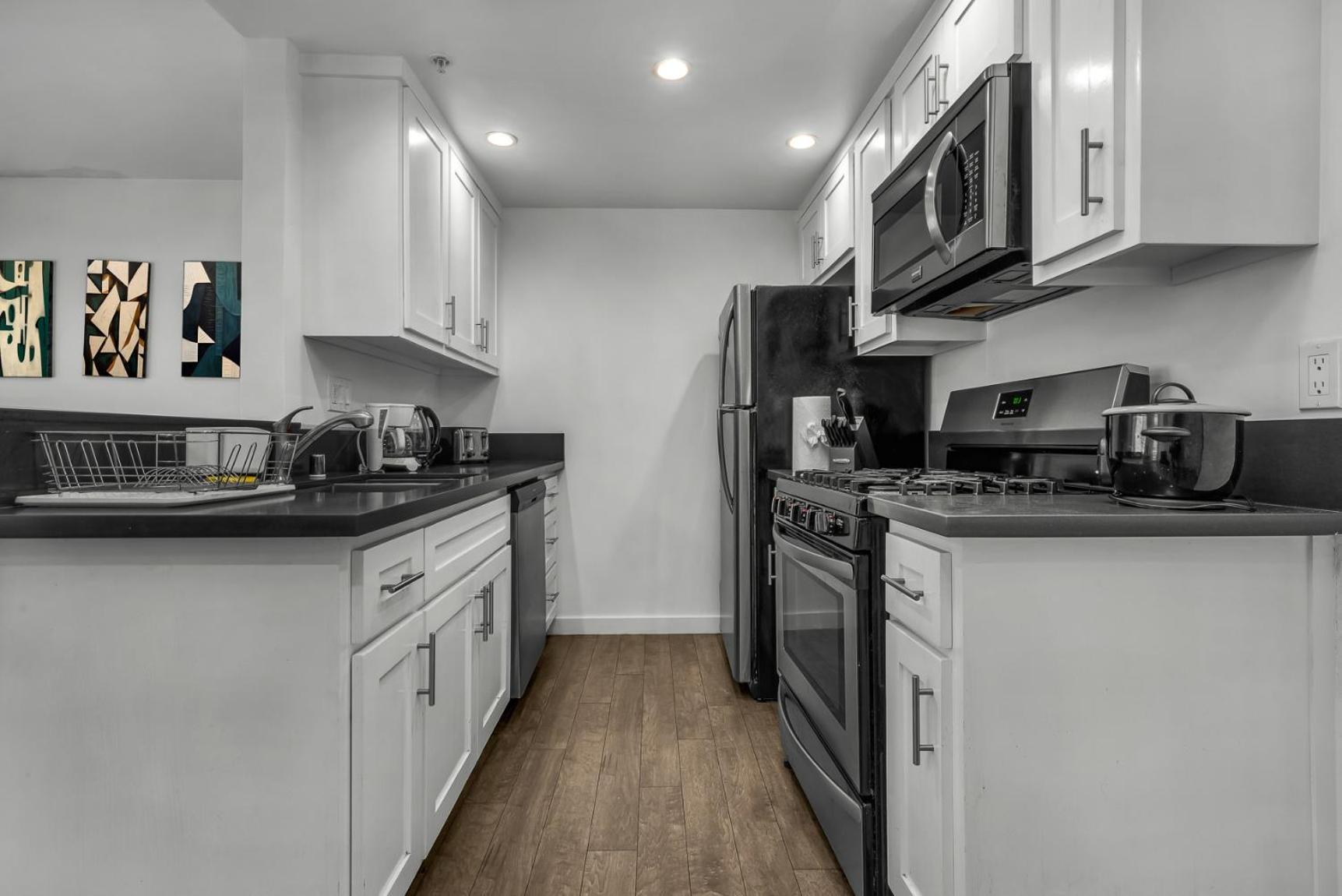 Stylish One-bedroom Retreat With Ac & Free Parking In The Heart Of Hollywood Los Angeles