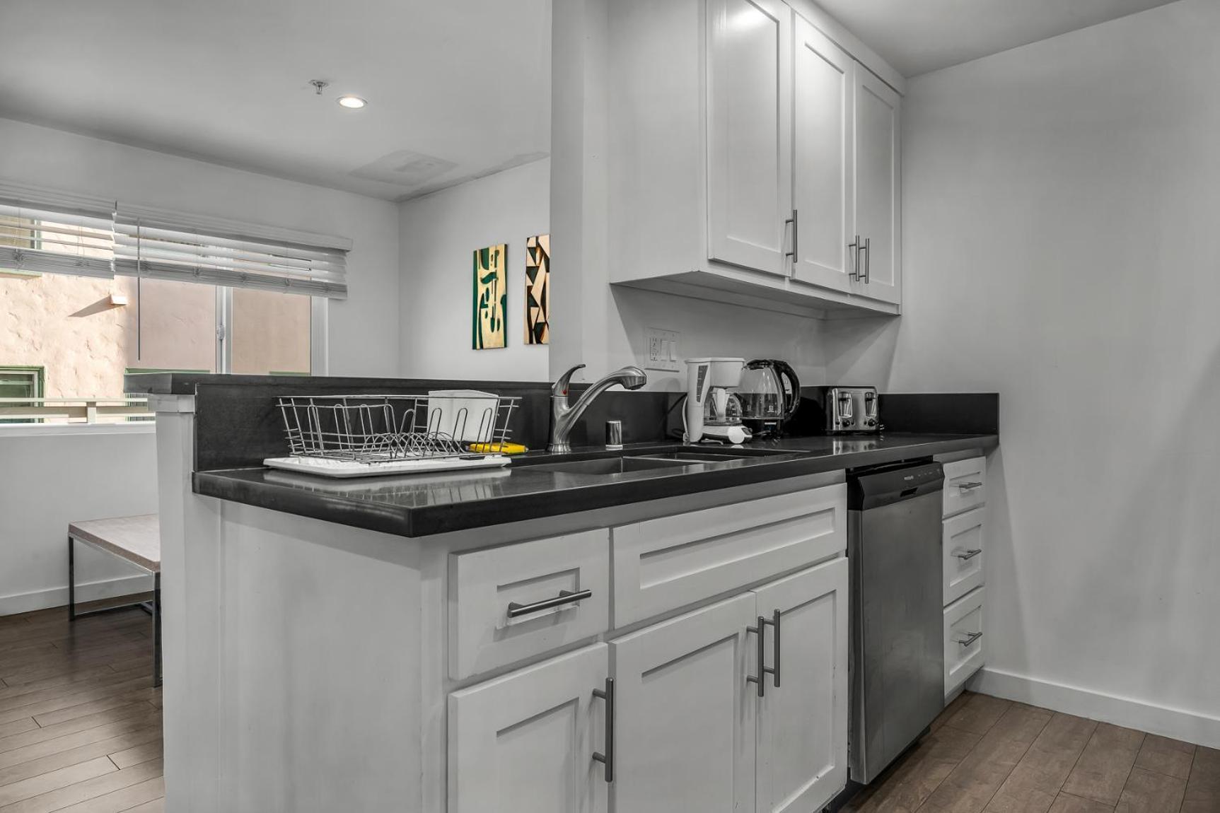 Stylish One-bedroom Retreat With Ac & Free Parking In The Heart Of Hollywood Apartment