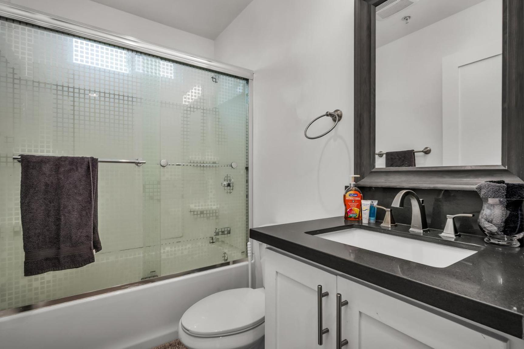 Stylish One-bedroom Retreat With Ac & Free Parking In The Heart Of Hollywood Apartment *