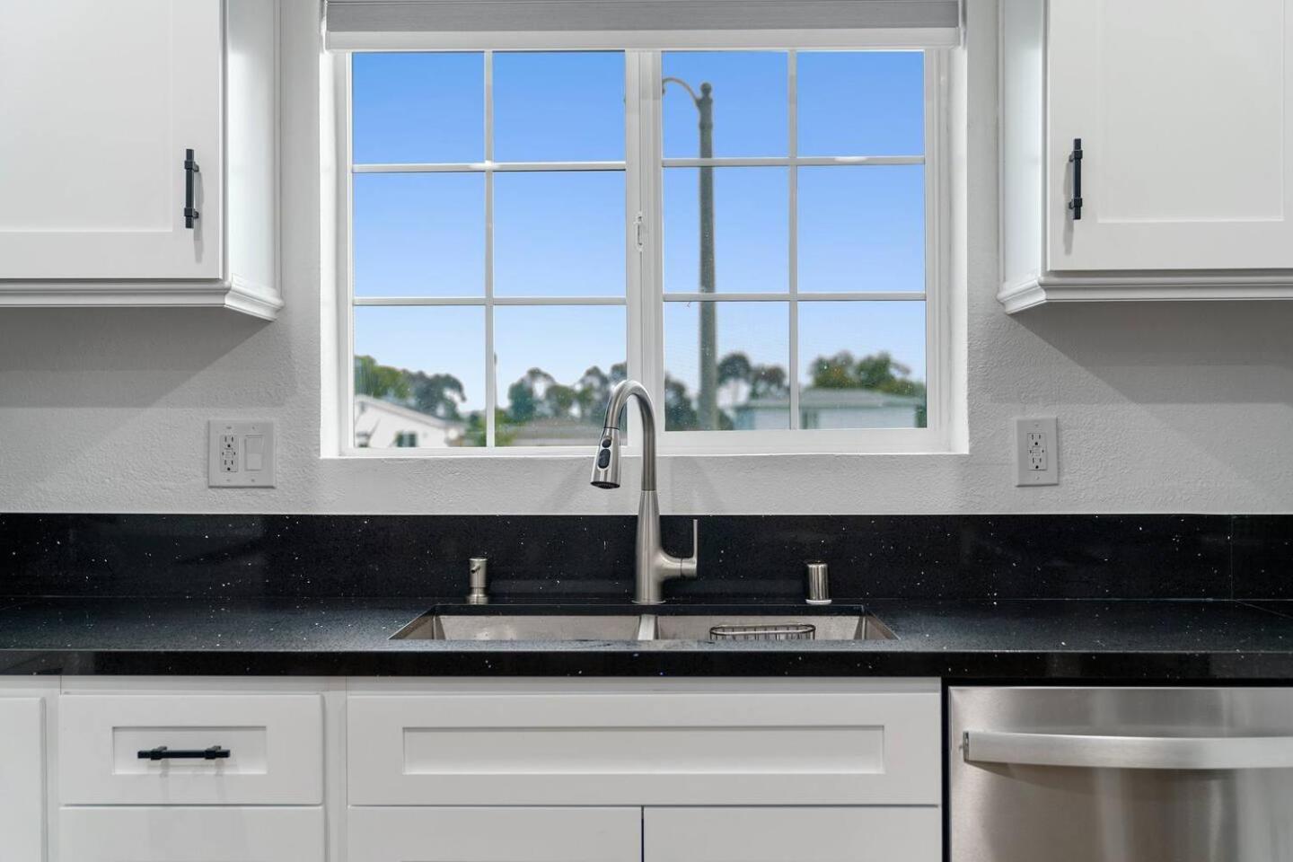 Casa Lanzit - 35 Percent Off April 2025! Low Fees Los Angeles