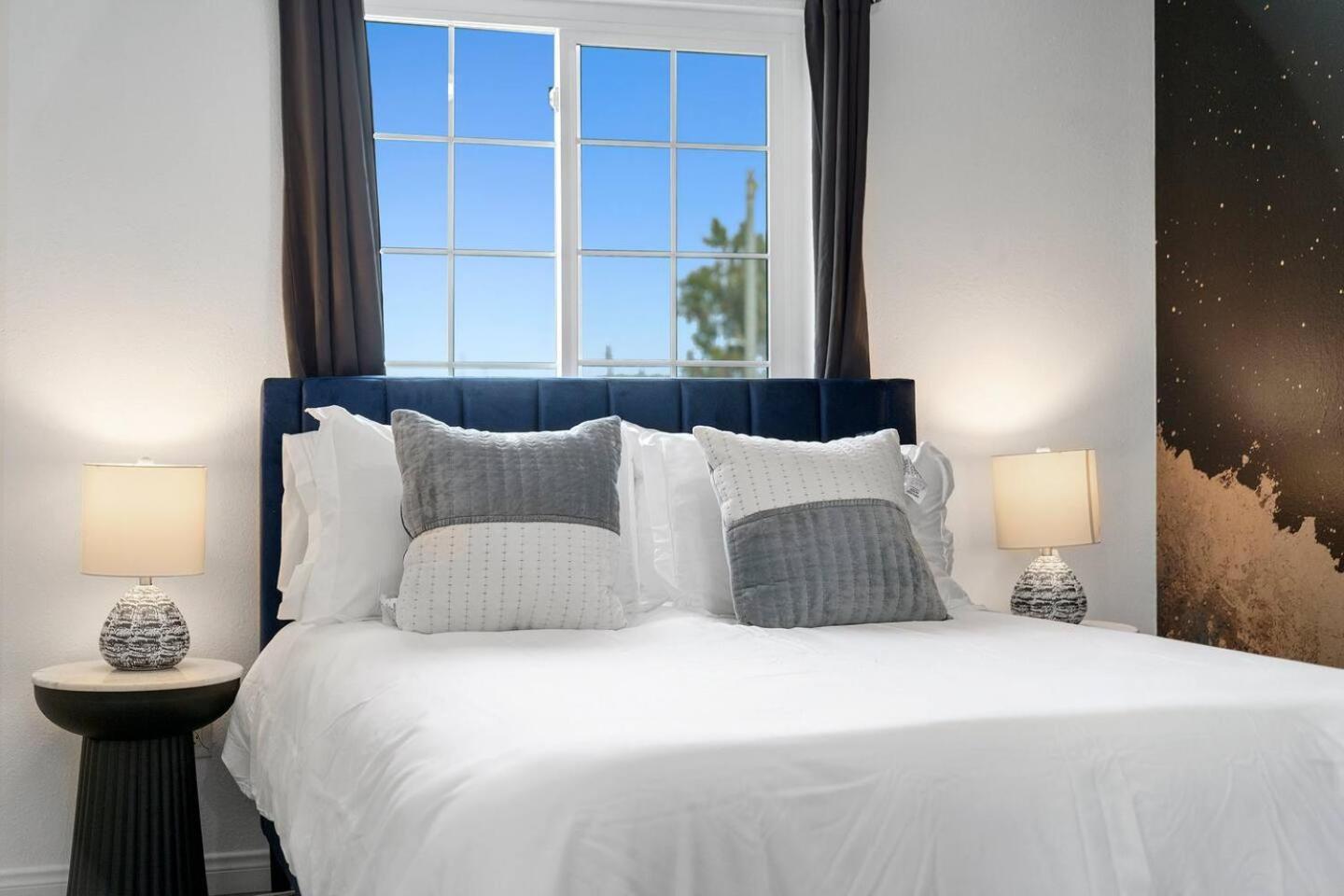 Casa Lanzit - 35 Percent Off April 2025! Low Fees * Los Angeles