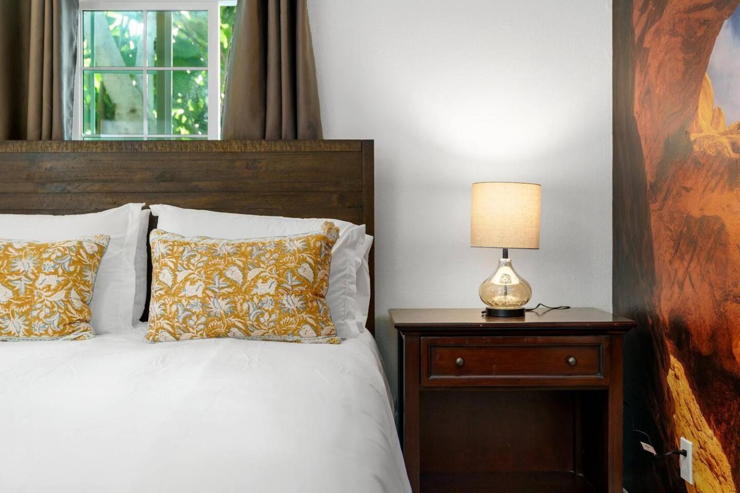Casa Lanzit - 35 Percent Off April 2025! Low Fees * Los Angeles