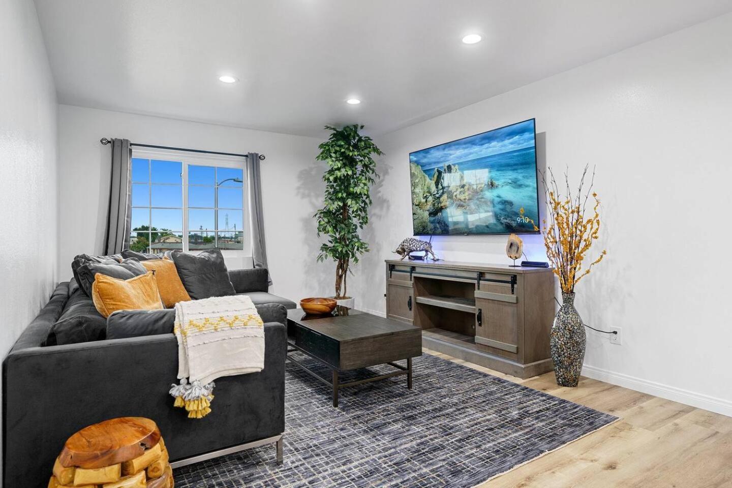 Casa Lanzit - 35 Percent Off April 2025! Low Fees Los Angeles