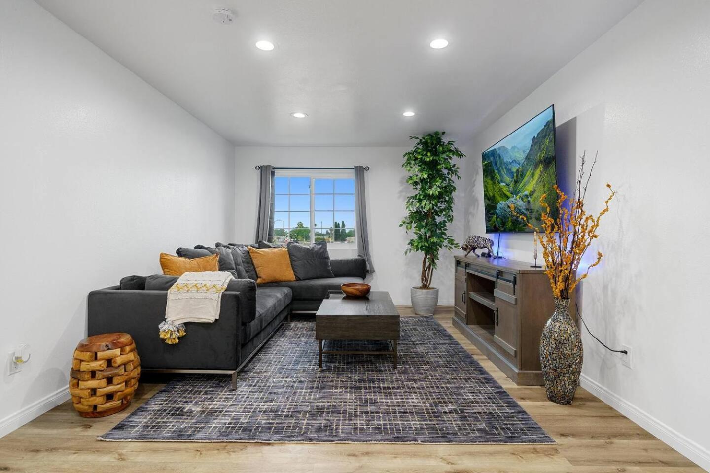 Casa Lanzit - 35 Percent Off April 2025! Low Fees Los Angeles