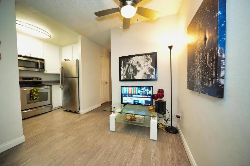 Elegant Hollywood With Balcony & Pool Los Angeles