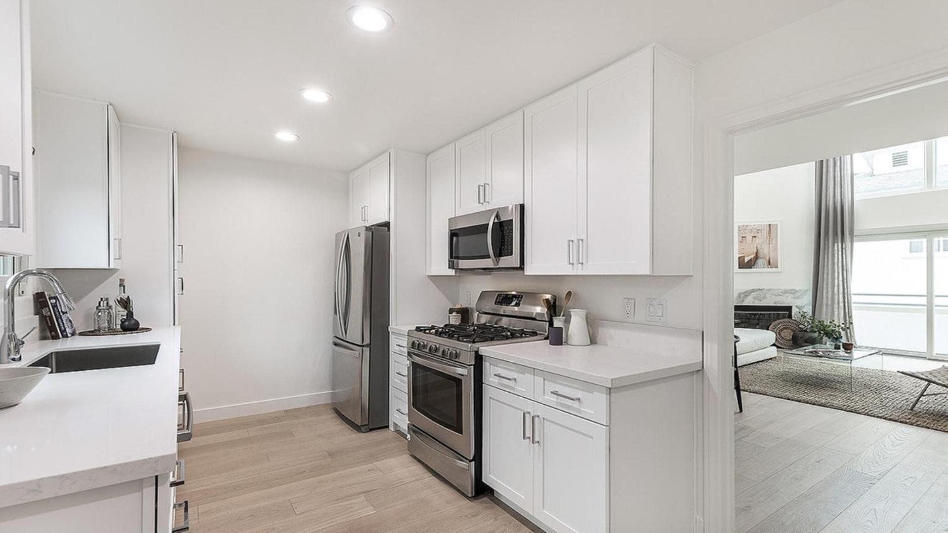 Private Rooftop 3 Bedrooms Remodeled Townhome