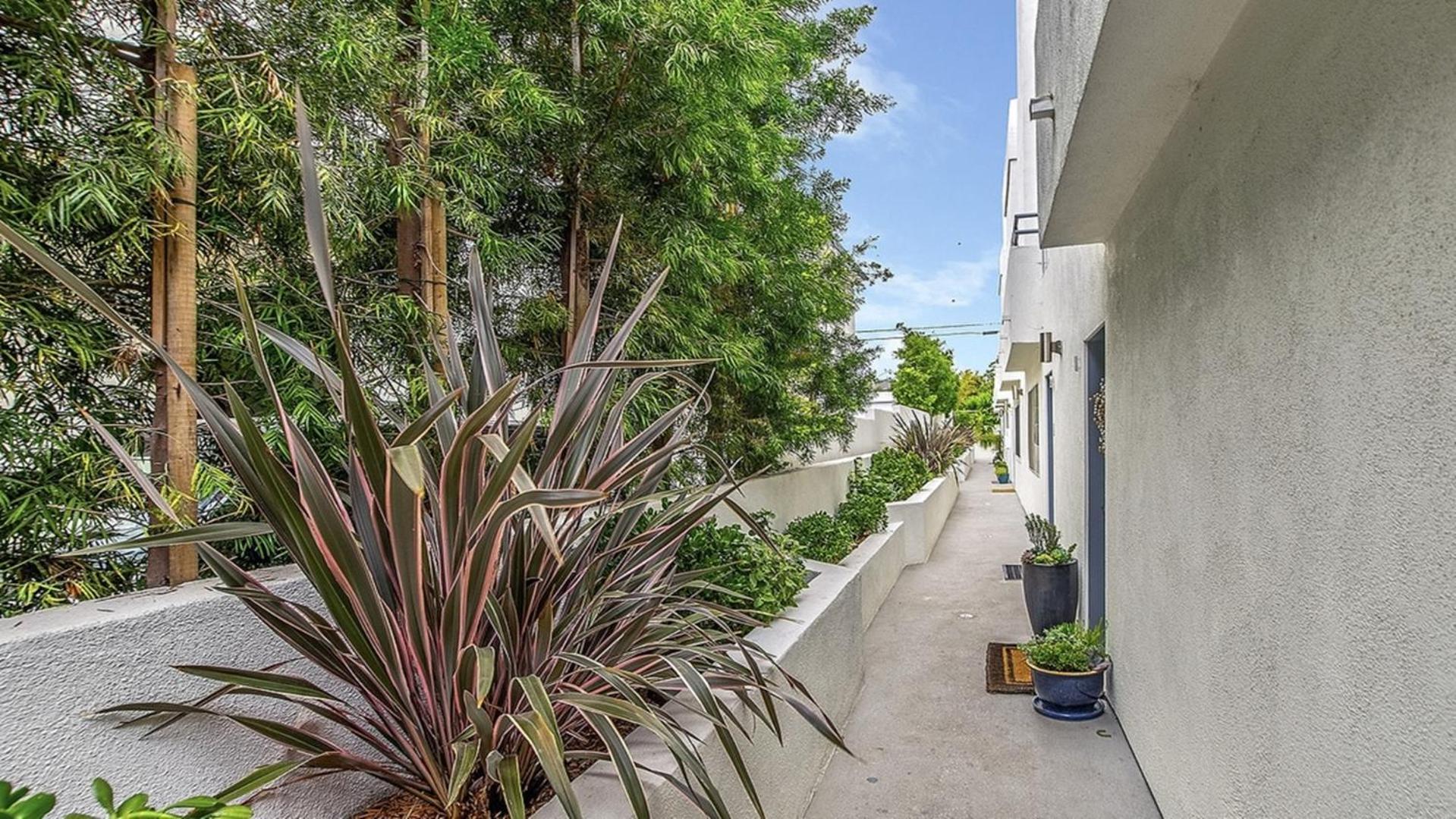 Apartment Private Rooftop 3 Bedrooms Remodeled Townhome Los Angeles