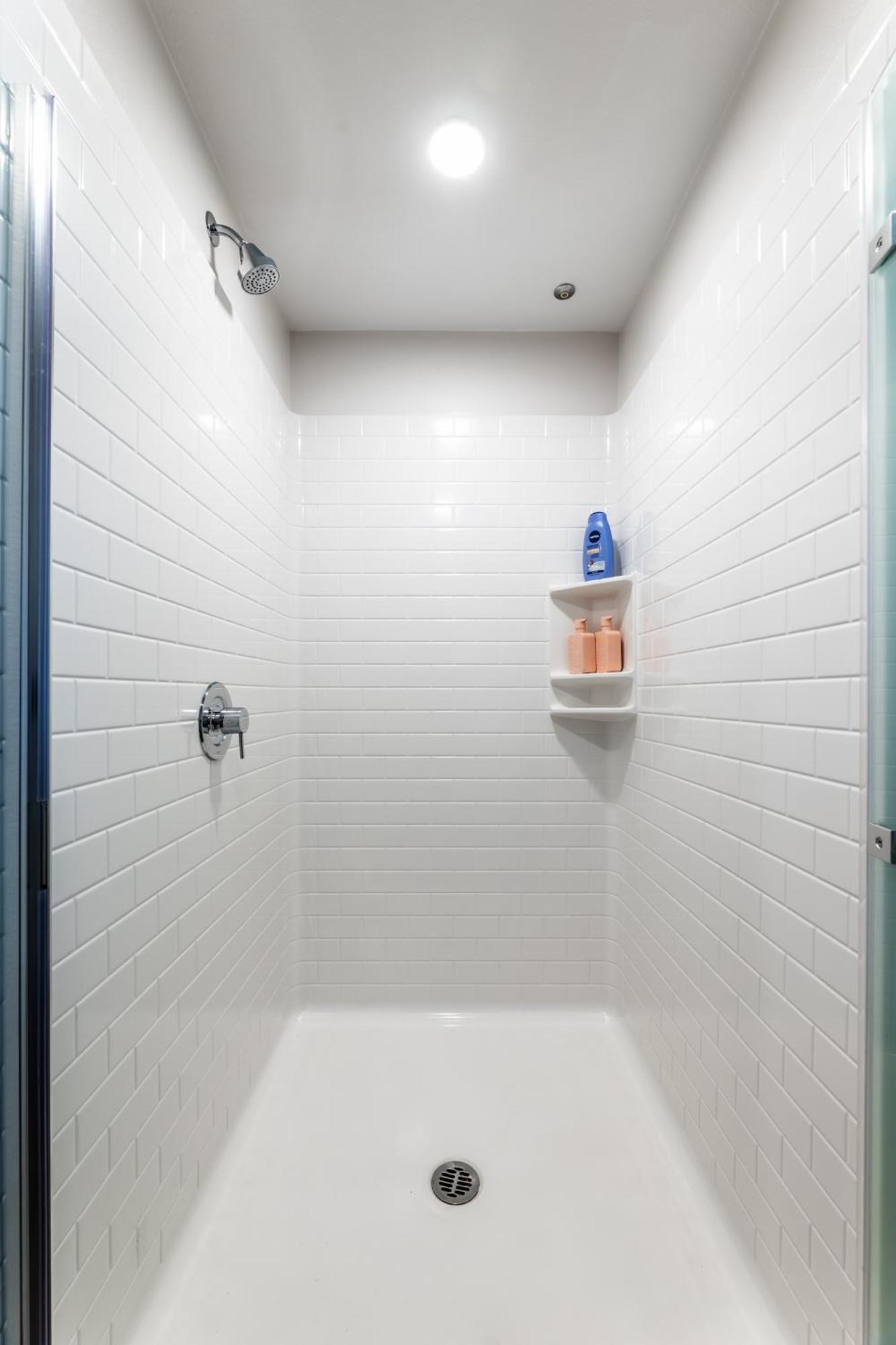 Stylish 1bd Retreat In Hollywood Pool & Free Parking Apartment Los Angeles