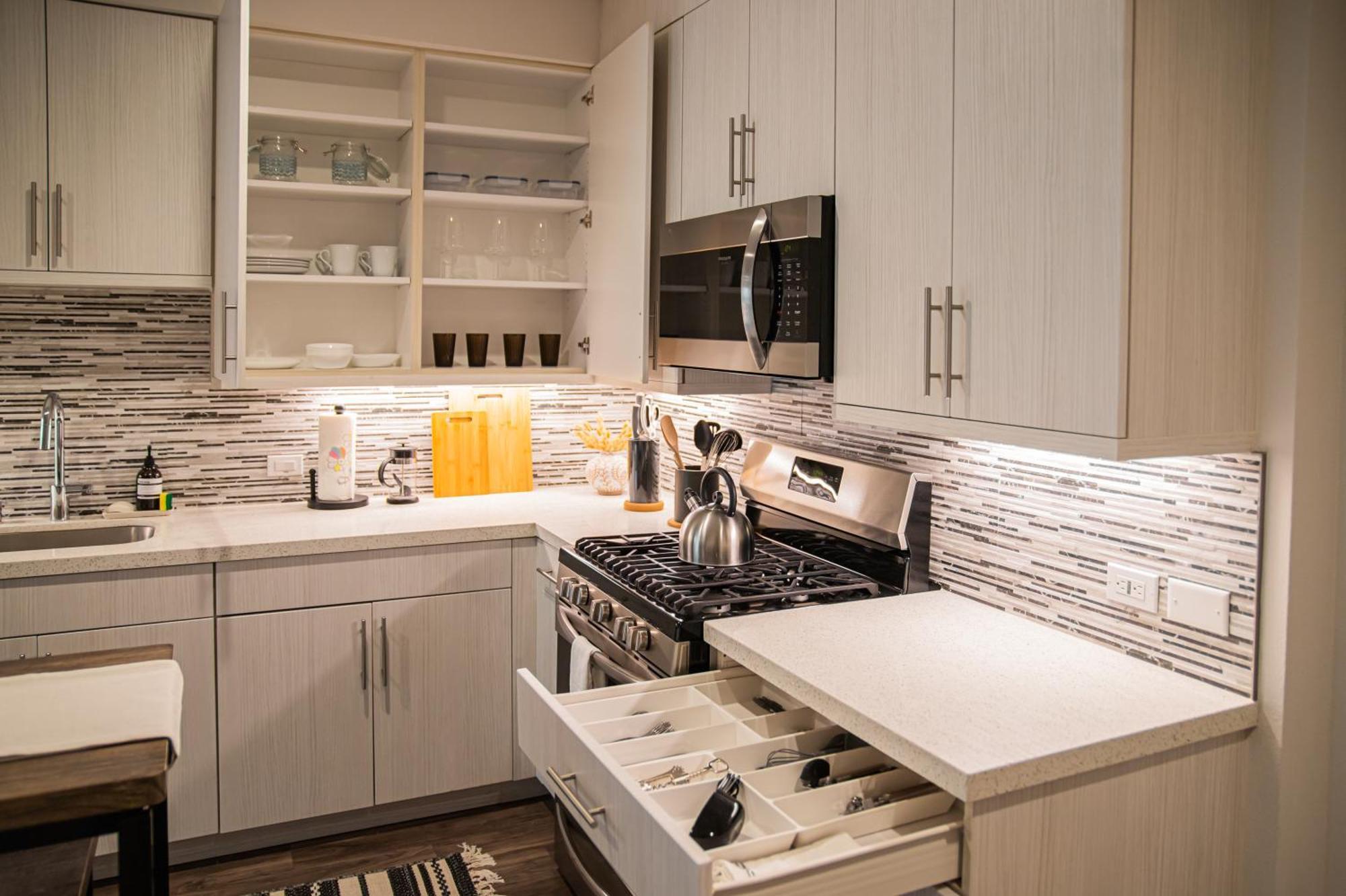 Stylish One Bedroom In The Heart Of Weho Apartment *
