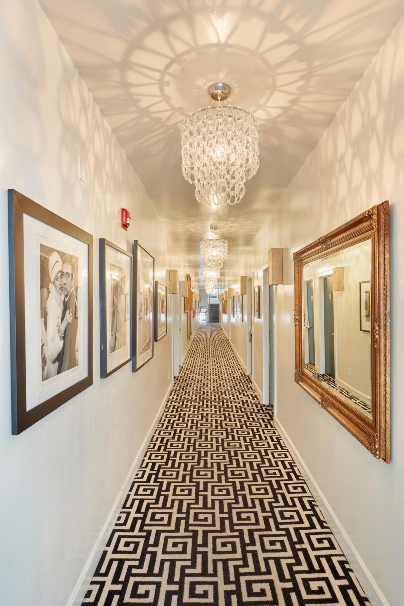 The Crescent Hotel Beverly Hills, Sonder