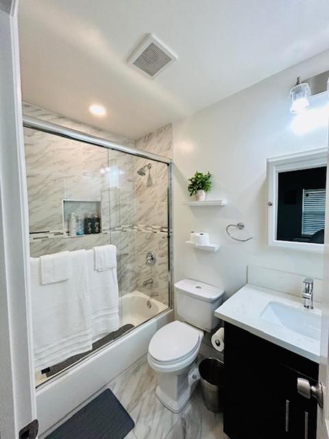 Gated Contemporary 3 Bedroom - 2 Bathroom In South Parking Holiday home