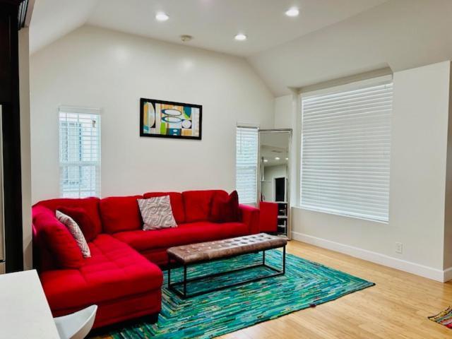 Gated Contemporary 3 Bedroom - 2 Bathroom In South Parking Holiday home Los Angeles