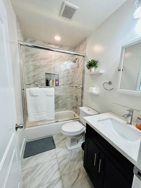 Gated Contemporary 3 Bedroom - 2 Bathroom In South Parking Los Angeles
