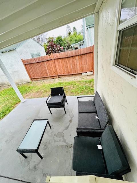 Gated Contemporary 3 Bedroom - 2 Bathroom In South Parking