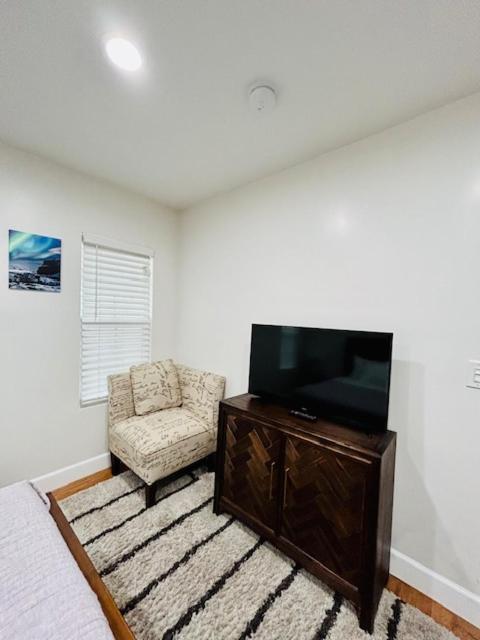Gated Contemporary 3 Bedroom - 2 Bathroom In South Parking Holiday home