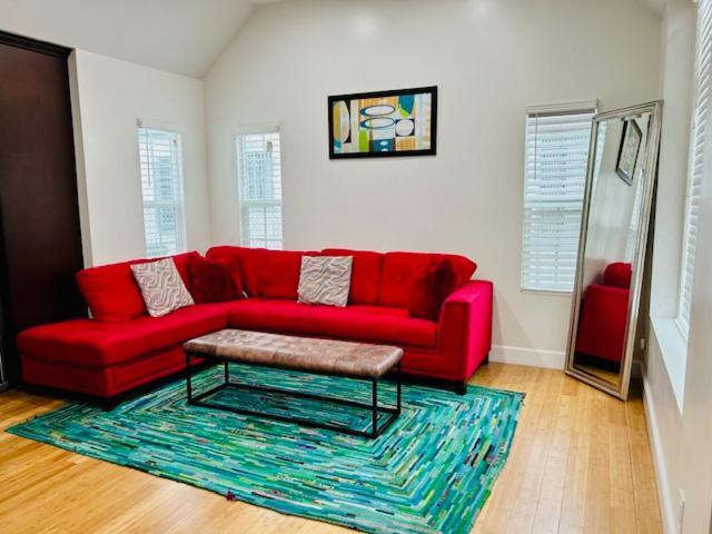 Gated Contemporary 3 Bedroom - 2 Bathroom In South Parking Holiday home *