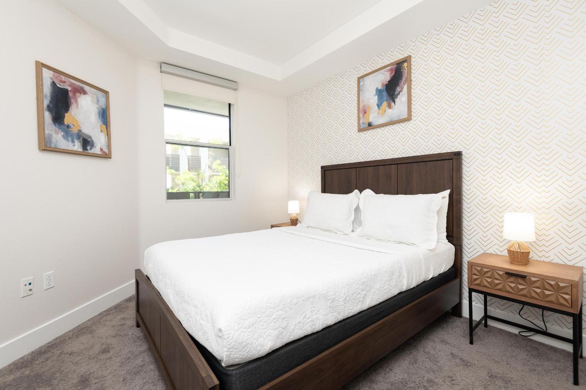 Two Bedroom By The Hollywood Walk Of Fame! Apartment *
