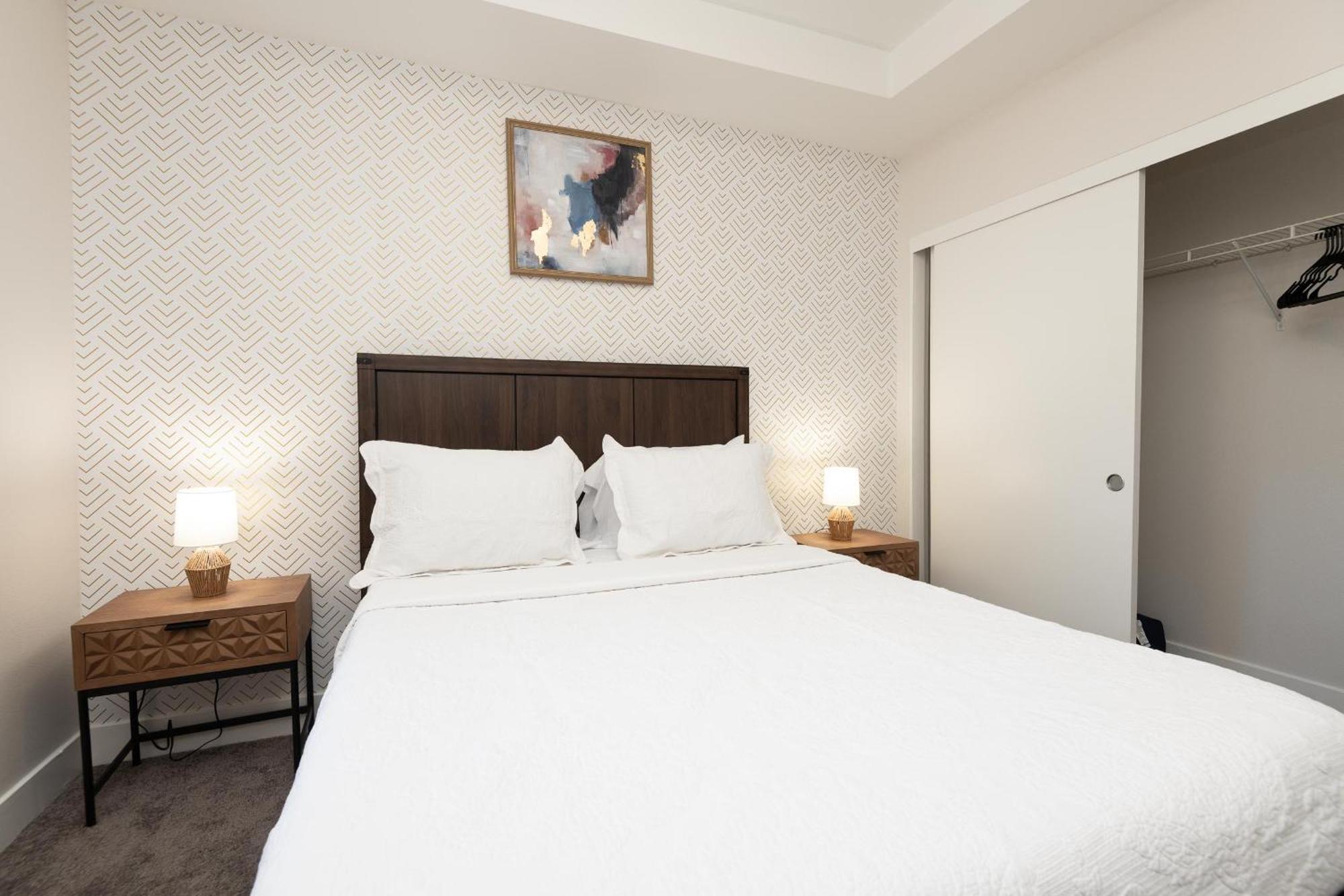Two Bedroom By The Hollywood Walk Of Fame!