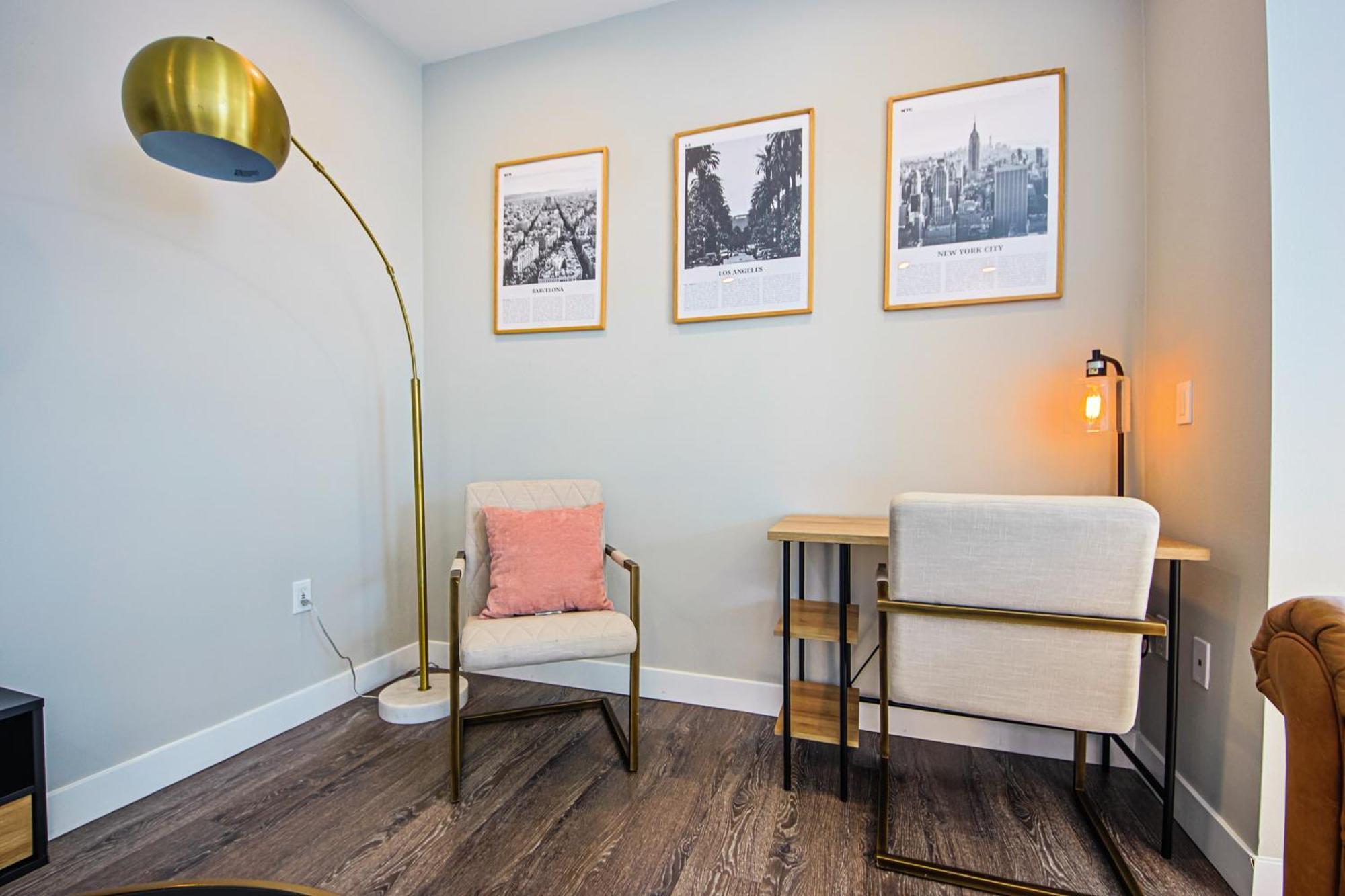 Spacious 3bd 3ba With Iconic Hollywood Sign Views From Balcony & Roofdeck! Los Angeles