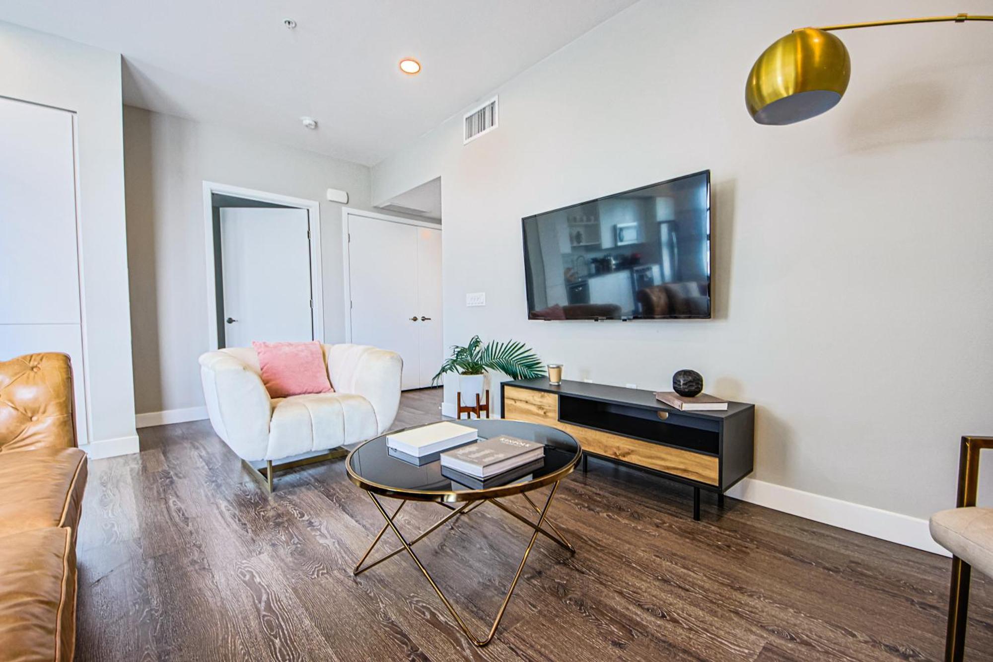 Spacious 3bd 3ba With Iconic Hollywood Sign Views From Balcony & Roofdeck! Los Angeles