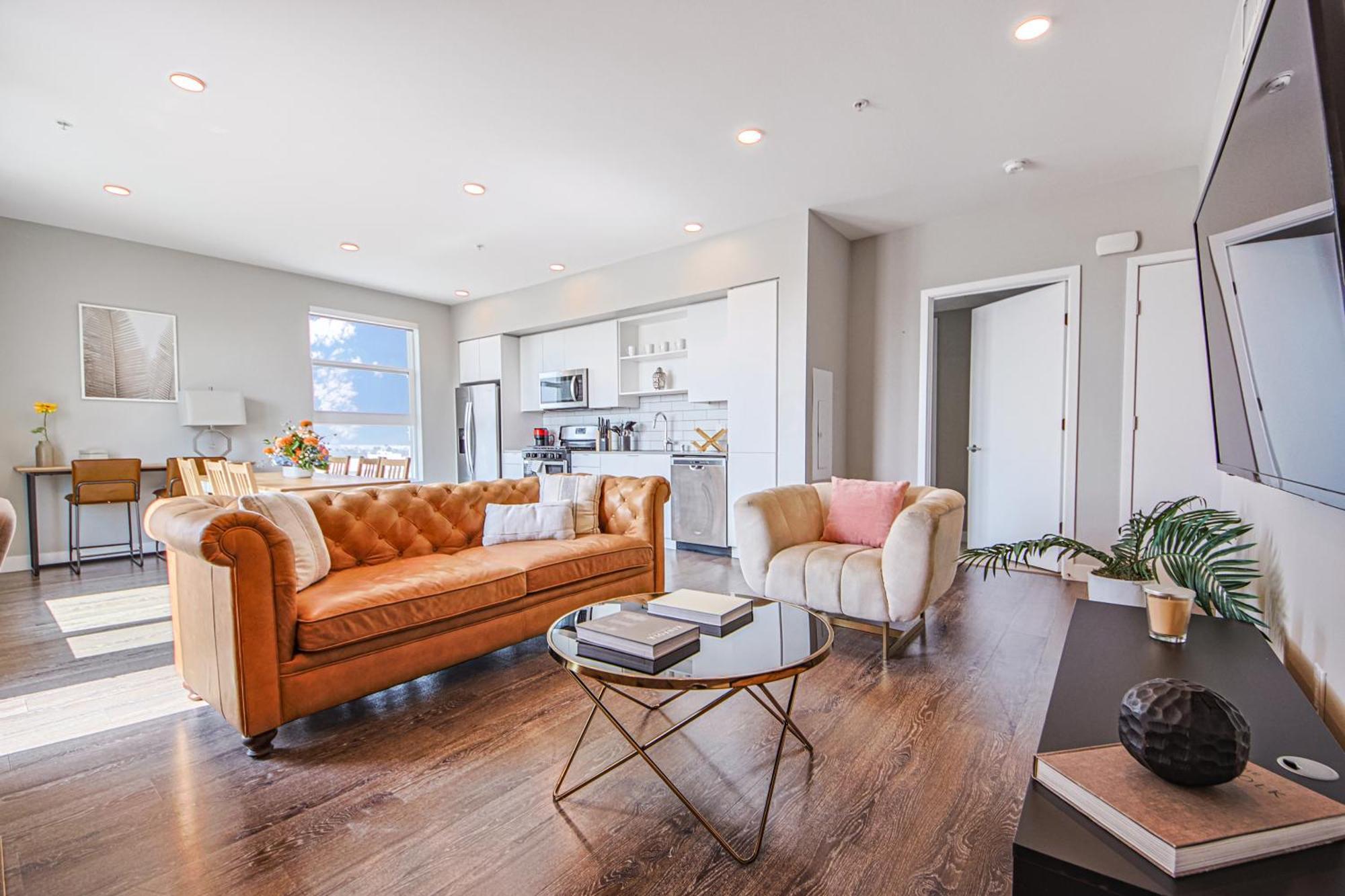Apartment Spacious 3bd 3ba With Iconic Hollywood Sign Views From Balcony & Roofdeck! *