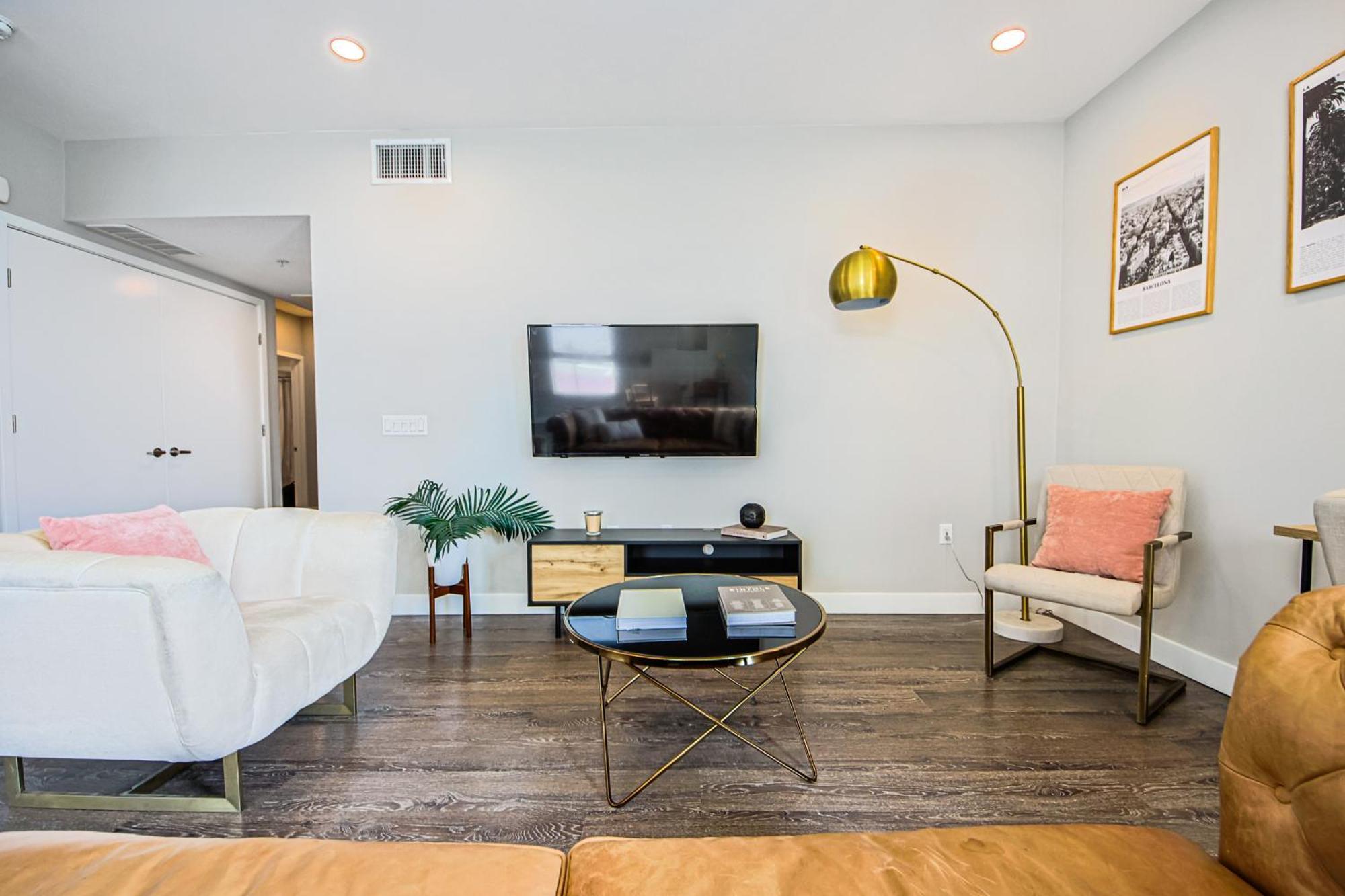 Spacious 3bd 3ba With Iconic Hollywood Sign Views From Balcony & Roofdeck! Apartment Los Angeles