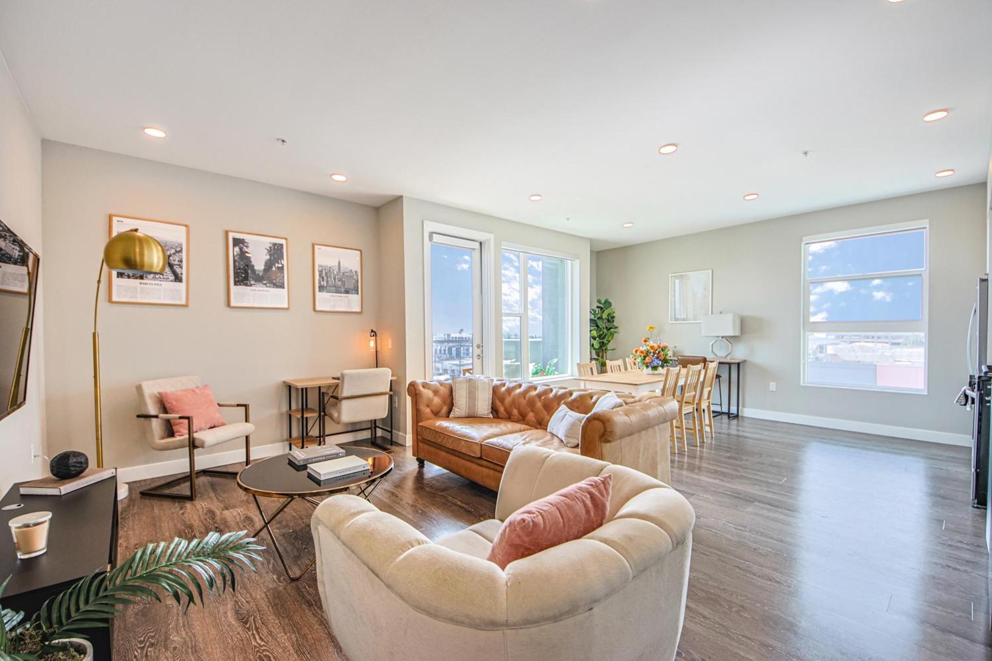 Spacious 3bd 3ba With Iconic Hollywood Sign Views From Balcony & Roofdeck! * Los Angeles